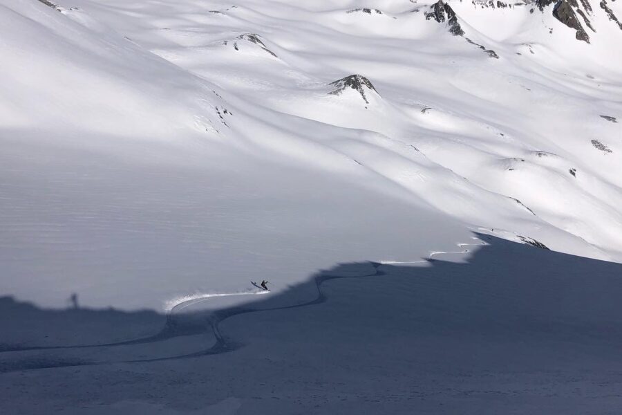 skieur dans une pente en heliski à la Thuile avec l'agence de voyage L'Or Blanc