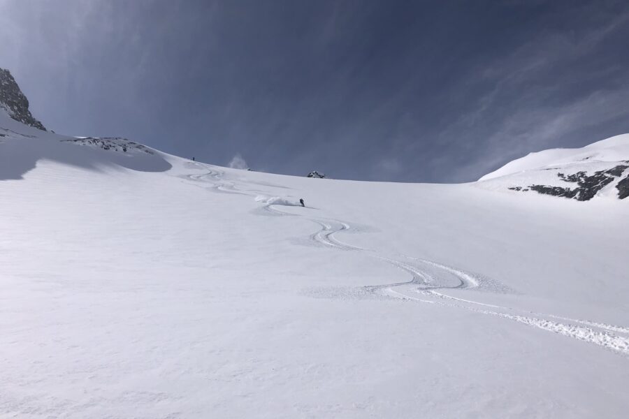 Descente heliski en italie . Spot de la Thuile